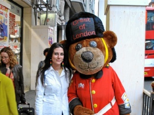 Sheila con un amigo londinense.