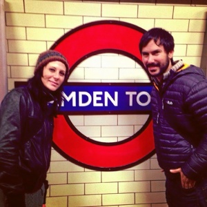 Sheila con un amigo, al que hacía 10 años que no veía. Se reencontraron en Camden..