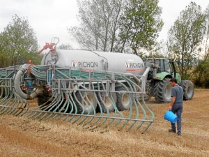 El método de aplicación de purín con tubos colgantes resulta más respetuoso con el medio ambiente. FOTO: NEIKER-Teknalia.