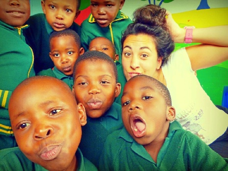 Aiara Gomen junto a los niños de su escuela FOTO: BBN