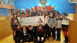 Alumnos de centros educativos de Barakaldo durante la entrega del cheque a la ONG Alboan. FOTO: Archivo