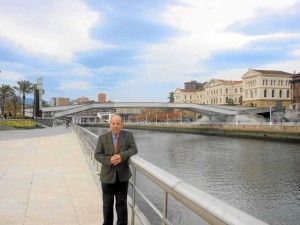 Enrique Pallarés, fotografiado junto a la ría y la Universidad de Deusto al fondo. FOTO: Archivo