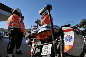 Agentes de la Ertzaintza preparando un dispositivo policial. FOTO: Mikel Arrazola (Irekia, Gobierno vasco)