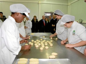 Jóvenes estudiantes de pastelería durante la visita del alcalde de Bilbao, Ibon Areso. FOTO: Archivo