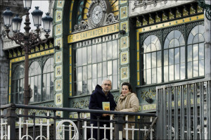 Arantza Parejo y Pedro Novo, frente a la estación de Abando-Indalecio Prieto. FOTO: UPV/EHU