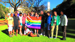 Aimar junto a miembros del equipo de rugby queer de la Universidad de Wits