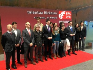 Los responsables de la Diputación, junto a los asistentes al acto. FOTO: Diputación foral de Bizkaia.