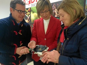 La diputada Irene Pardo, muestra unas semillas del tomate enano de Zalla. FOTO: Diputación foral.