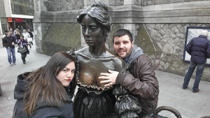 Aitor y su novia Samanta, junto a la estatua de Molly Mallone en Dublín.