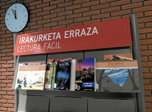 Como en el Azkuna Zentroa (en la imagen), la Biblioteca Foral también cuenta con libros específicos de lectura fácil. FOTO: Archivo