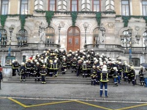 Foto de familia de los bomberos de Bilbao. FOTO: Facebook