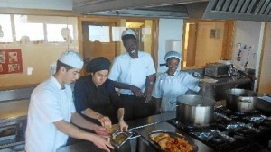 Alumnos de la Escuela de Hostelería de Fadura, entre los fogones de la cocina. FOTO: Archivo