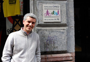 El profesor Gorka Bueno, junto a la entrada de la Ekoetxea en la Calle Pelota del Casco Viejo. FOTO: Archivo