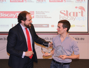 Daniel recogiendo el premio otorgado por fundación BiscayTIK.