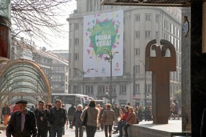 Un gran cartel cuelga ya de la Plaza Circular anunciando el día del comercio. FOTO: Archivo