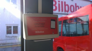 Conexión USB en uno de los nuevos autobuses de la flota de Bilbobus. FOTO: Archivo