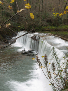 La presa que embalsa las aguas del río Barbadun.