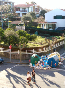 La basura se amontona en Getxo -en la imagen la calle Ganekogorta- tras las más de tres semanas de huelga. FOTO: Archivo