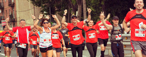 Varios participantes durante la primera media maratón celebrada el pasado año. FOTO: www.21kpuentebizkaia.com