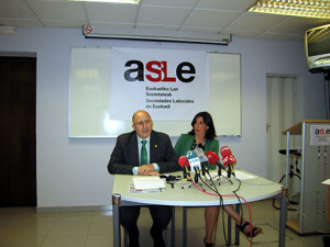 FOTO: Josetxo HernándeZ, gerente de ASLE y Jone Nolte, técnico del Área jurídica de ASLE.