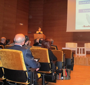 La consejera de Desarrollo Económico y Competitividad, Arantxa Tapia, durante su disertación en Bilbao. FOTO: Archivo