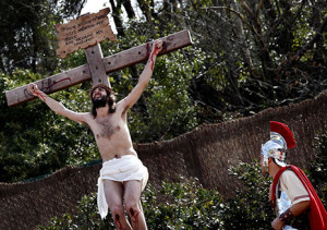 Escenificación de la crucifixión en 2014. FOTO: Asociación Vía Crucis de Balmaseda.