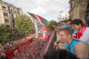 Los jugadores del atlhetic festejando su victoria en la supercopa.