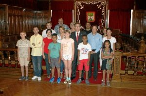 Recibimiento de los menores acogidos en el Ayuntamiento de Getxo.