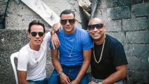 Gente de Zona canta junto a Marc Anthony el tema 'La Gozadera'. 