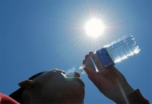 Beber agua sin esperar a tener sed es uno de los consejos para hacer frente a las altas temperaturas.